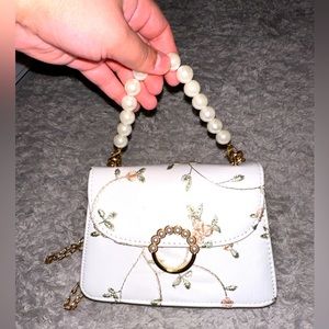 Beautiful pearl floral white small bag with long gold chain fashion ✨♥️